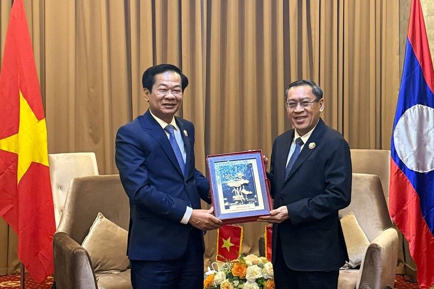 Việt Nam – Lào tăng cường hợp tác lao động và người có công