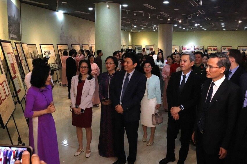 Khai mạc Triển lãm “Hợp tác hữu nghị Việt Nam - Trung Quốc từ tài liệu lưu trữ”