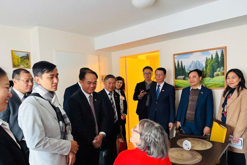 Thứ trưởng Vũ Chiến Thắng thăm và làm việc tại Viện Dưỡng lão John F. Kennedy (CHLB Đức)