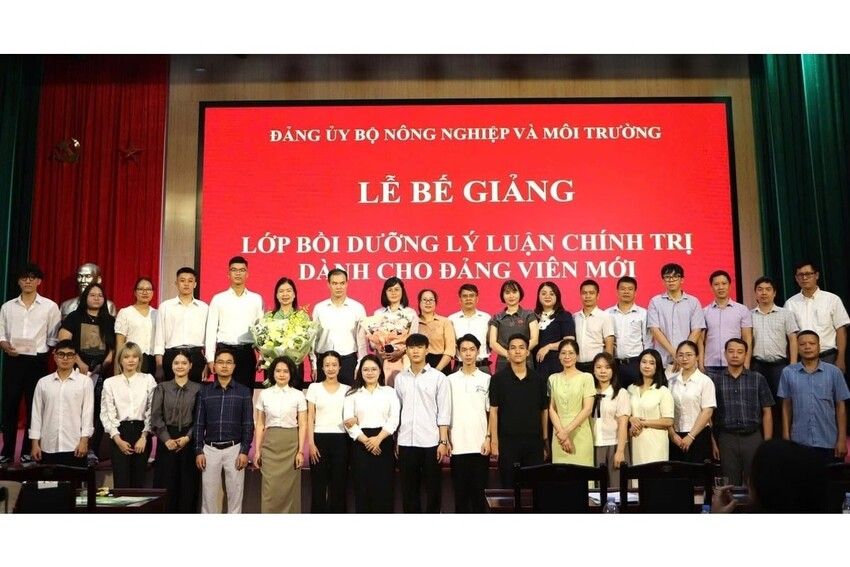 Trao giấy chứng nhận bồi dưỡng lý luận chính trị cho 183 đảng viên mới