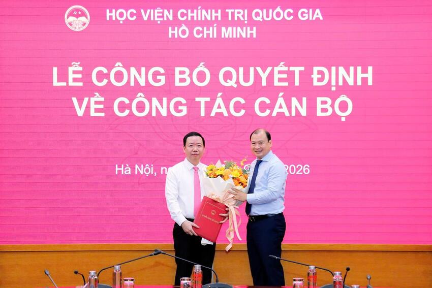 Công bố Quyết định bổ nhiệm lại chức danh Phó Viện trưởng Viện Hồ Chí Minh và các lãnh tụ của Đảng