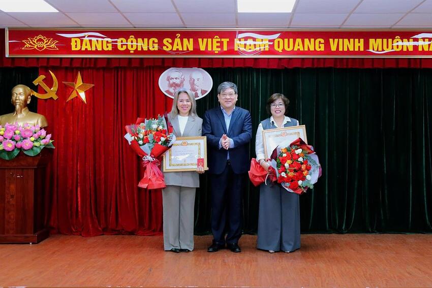 Trao tặng Huy hiệu 30 năm tuổi Đảng cho đảng viên thuộc Đảng bộ Viện Thông tin khoa học