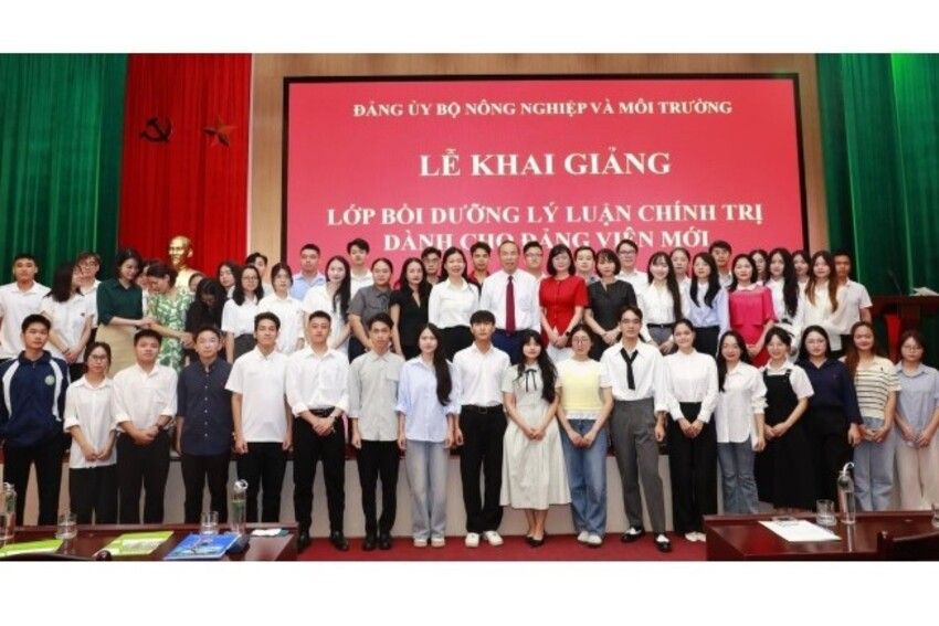 Khai giảng Lớp bồi dưỡng lý luận chính trị dành cho đảng viên mới