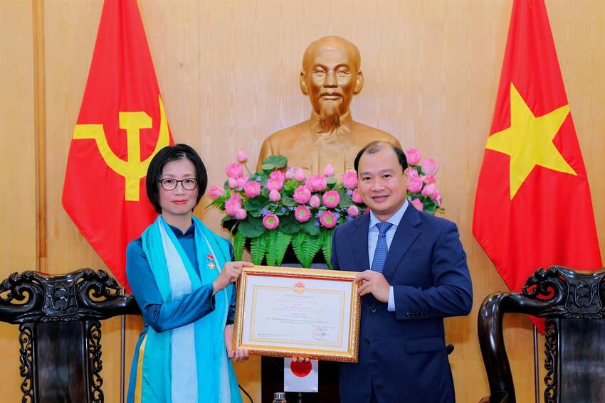 Học viện Chính trị quốc gia Hồ Chí Minh trao Kỷ niệm chương cho bà Morita Yuko, Cố vấn trưởng Dự án JICA