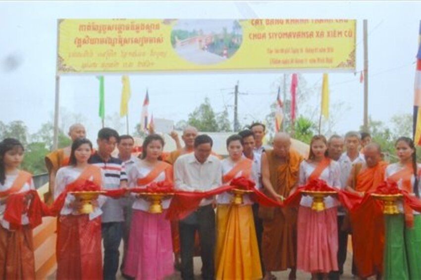 Thượng tọa Khmer "gieo phúc" trên những nhịp cầu phum sóc