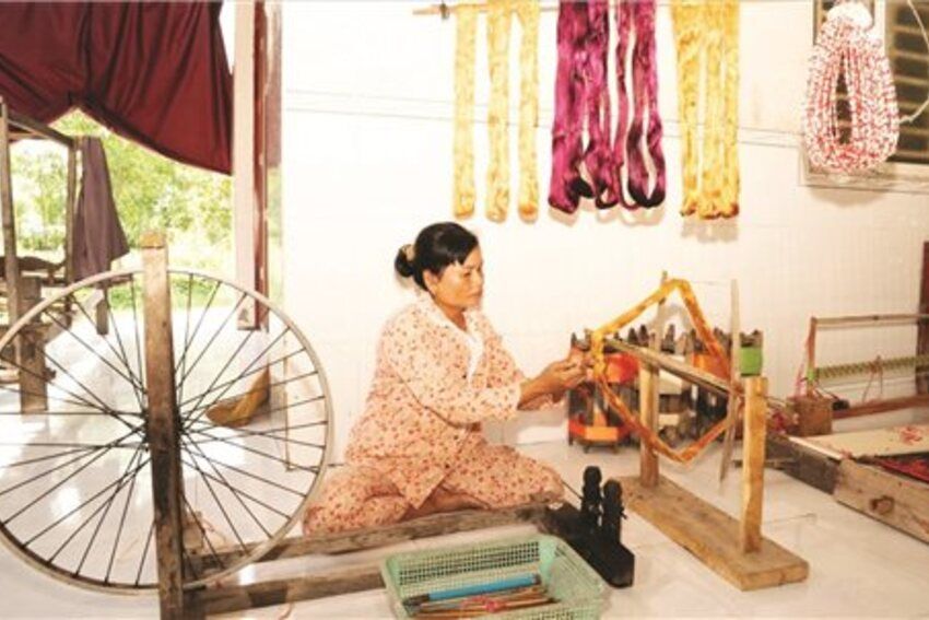 Hướng đi mới cho nghề dệt thổ cẩm truyền thống của đồng bào Khmer