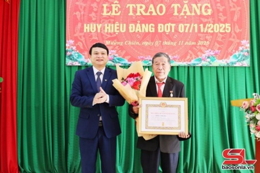 Đồng chí Phó Chủ tịch UBND tỉnh trao Huy hiệu Đảng tại xã Mường Chiên