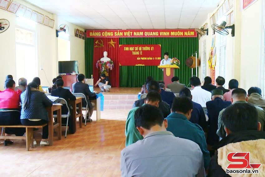 Đồng chí Chủ nhiệm UBKT Tỉnh ủy dự sinh hoạt chi bộ bản Phương Quỳnh