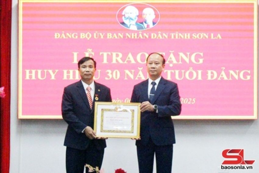 Đảng bộ Quỹ Bảo vệ và Phát triển rừng trao tặng Huy hiệu 30 năm tuổi Đảng