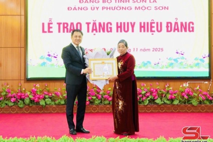 Đồng chí Chủ tịch UBND tỉnh trao Huy hiệu Đảng cho đảng viên Đảng bộ phường Mộc Sơn