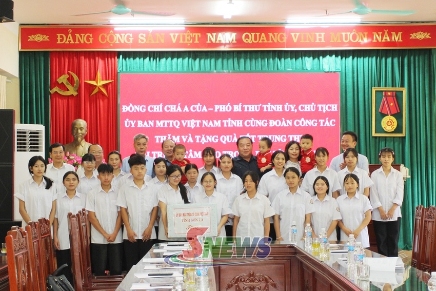 Đồng chí Chá A Của thăm, tặng quà Trung tâm Bảo trợ xã hội tỉnh nhân dịp Trung thu
