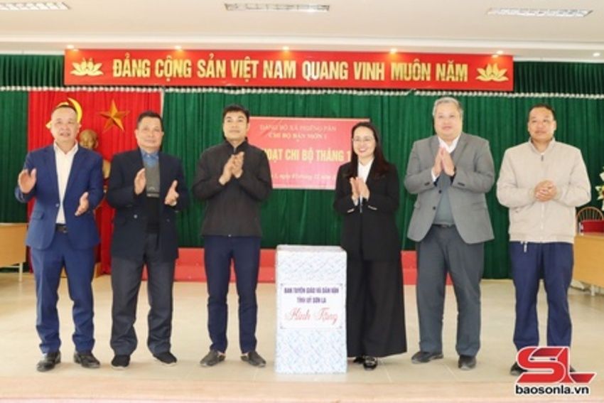 Đồng chí Trưởng ban Tuyên giáo và Dân vận Tỉnh ủy dự sinh hoạt chi bộ mẫu tháng 12 tại bản Mờn 1, xã Phiêng Pằn