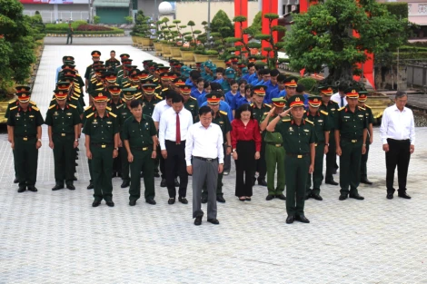 Lãnh đạo tỉnh Tây Ninh, Bộ Tư lệnh Quân khu 7 viếng Nghĩa trang liệt sĩ tỉnh