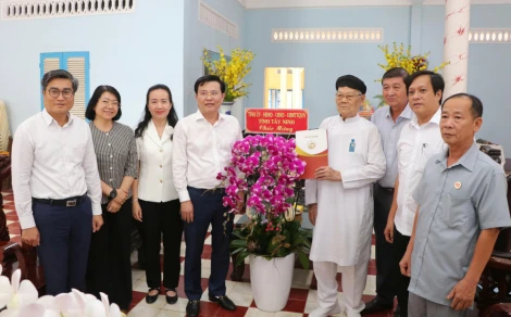 UBMTTQ Việt Nam tỉnh Tây Ninh thăm và tặng quà nhân kỷ niệm 101 năm ngày khai đạo Cao Đài