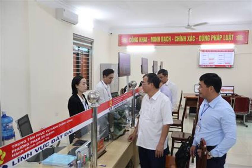 Phó Chủ tịch UBND thành phố Nguyễn Minh Hùng kiểm tra việc vận hành mô hình chính quyền địa phương 02 cấp tại phường Bắc An Phụ và phường Phạm Sư Mạnh