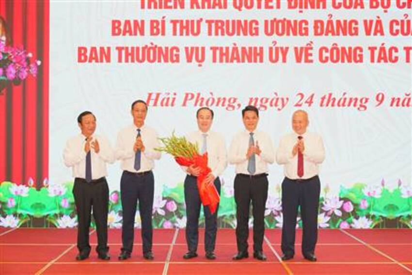 Triển khai Quyết định của Bộ Chính trị, Ban Bí thư Trung ương Đảng và của Thành ủy, Ban Thường vụ Thành ủy về công tác tổ chức, cán bộ