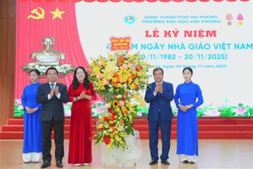 Phó Chủ tịch UBND thành phố Nguyễn Minh Hùng dự Lễ kỷ niệm Ngày Nhà giáo Việt Nam tại Trường Đại học Hải Phòng