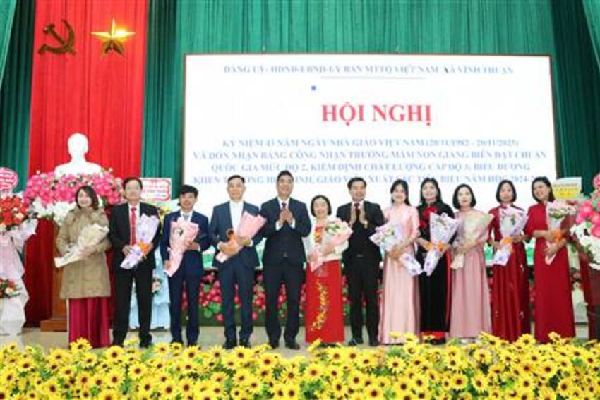 Xã Vĩnh Thuận biểu dương giáo viên, học sinh xuất sắc và đón Bằng công nhận Trường Mầm non Giang Biên đạt chuẩn Quốc gia mức độ 2