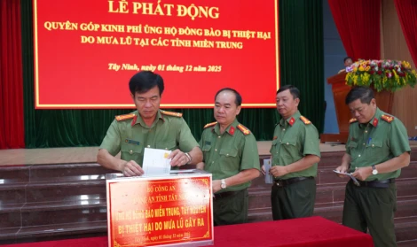 Công an tỉnh Tây Ninh quyên góp ủng hộ đồng bào bị thiệt hại do mưa, lũ