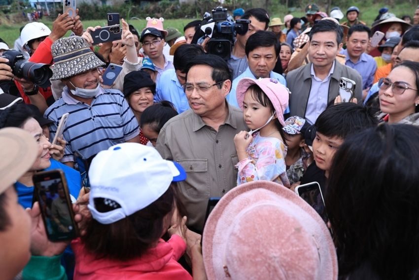 Thủ tướng thăm, động viên người dân tại "rốn lũ" Hòa Thịnh, tỉnh Đắk Lắk