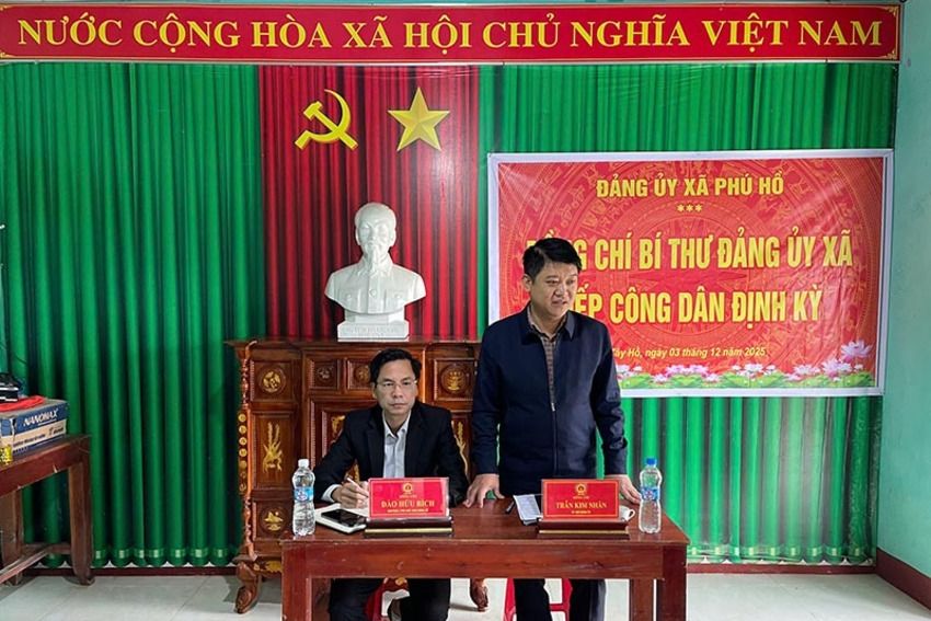 Bí thư Đảng ủy xã Phú Hồ tiếp công dân định kỳ tại thôn Tây Hồ