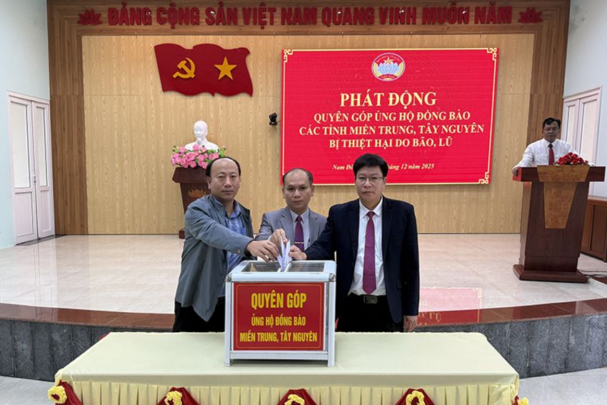 Xã Nam Đông: Thường trực Đảng ủy dự Lễ phát động ủng hộ đồng bào các tỉnh miền Trung và Tây Nguyên bị thiệt hại do bão, lụt