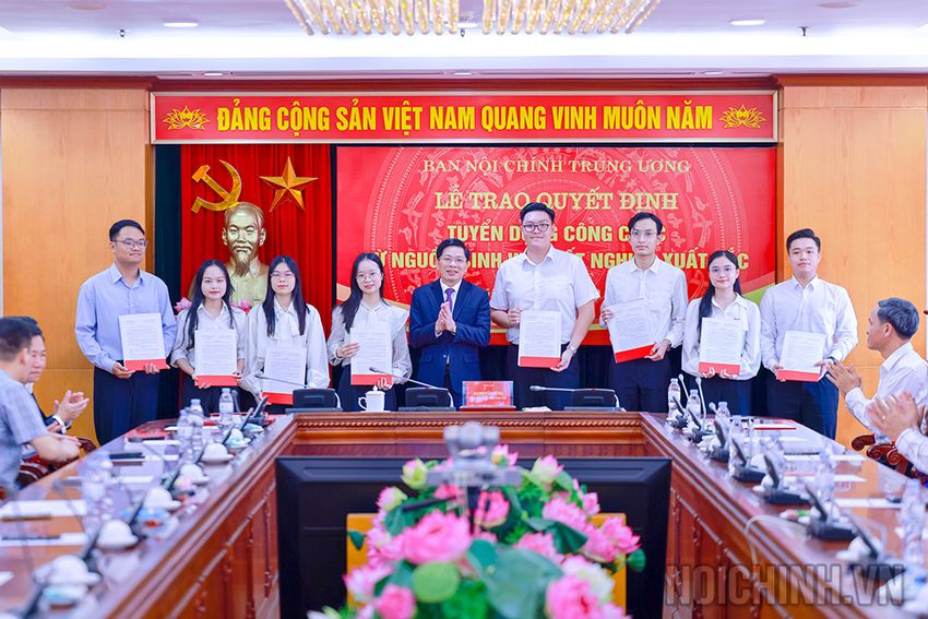 Ban Nội chính Trung ương tổ chức Lễ trao Quyết định tuyển dụng công chức từ nguồn sinh viên tốt nghiệp xuất sắc