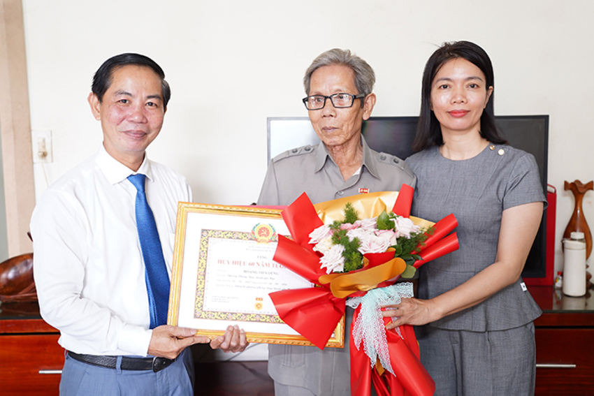 Bí thư Đảng ủy phường Phong Điền trao tặng Huy hiệu Đảng đợt 2/9 cho đảng viên