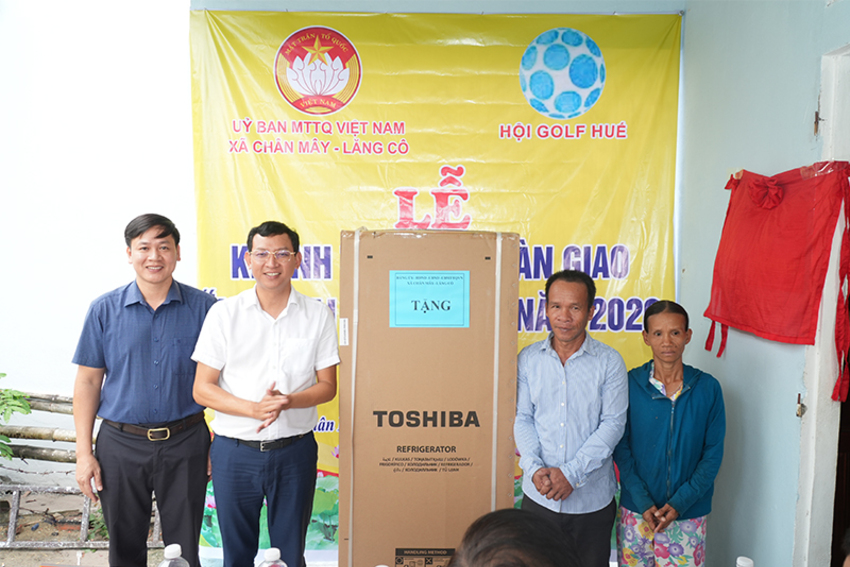 Xã Chân Mây - Lăng Cô: Bí thư Đảng ủy dự bàn giao nhà Đại đoàn kết cho hộ gia đình khó khăn