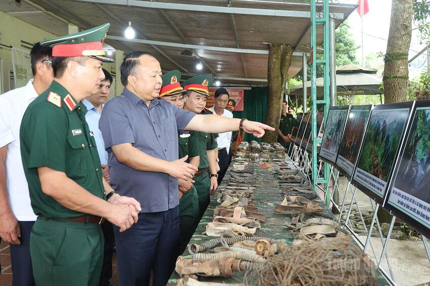 Chủ tịch UBND tỉnh Phan Huy Ngọc làm việc với Đội tìm kiếm, quy tập hài cốt liệt sĩ