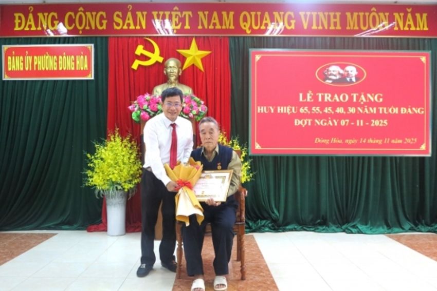Trao Huy hiệu Đảng tặng 14 đảng viên các phường Đông Hòa, Hòa Hiệp