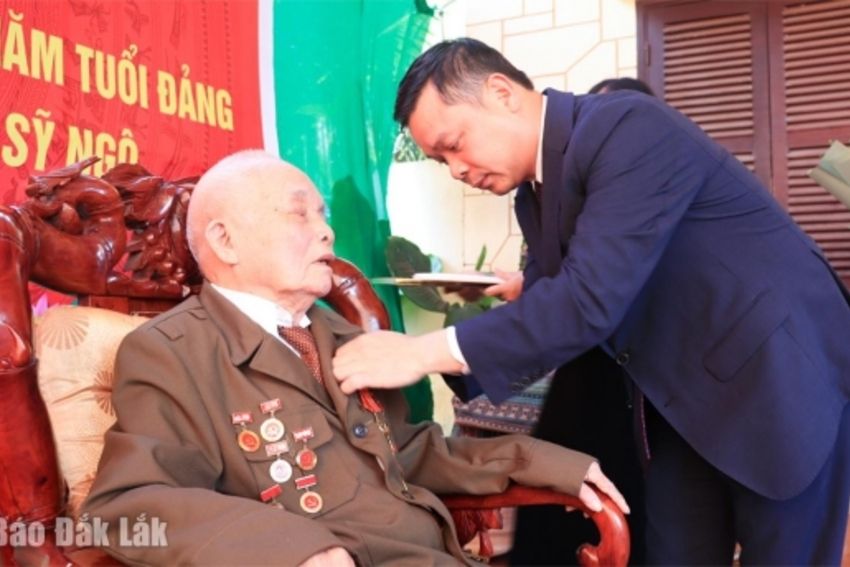 Phó Bí thư Tỉnh ủy Đỗ Hữu Huy trao Huy hiệu 80 năm tuổi Đảng cho hai đảng viên