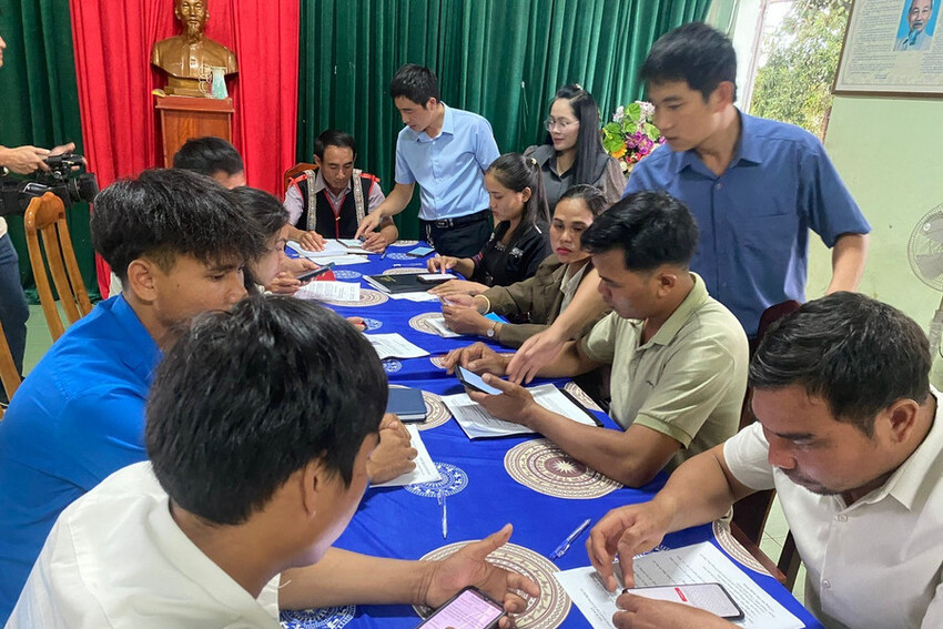 Chi bộ thôn bắt nhịp chuyển đổi số