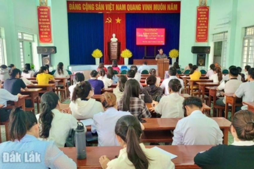 Bồi dưỡng lý luận chính trị cho 90 đảng viên mới