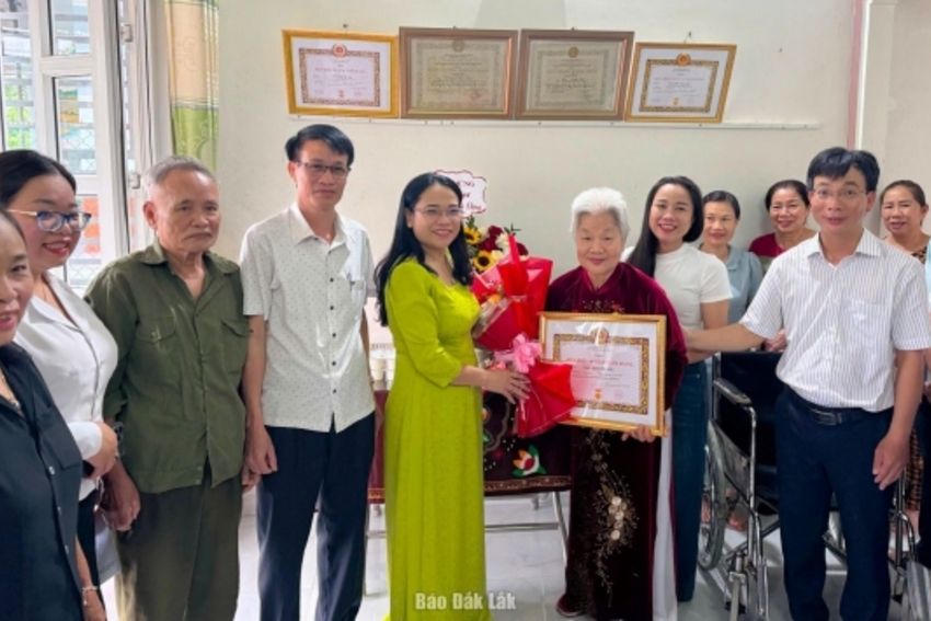 Đảng ủy xã Liên Sơn Lắk và Đắk Phơi trao Huy hiệu Đảng cho 9 đảng viên