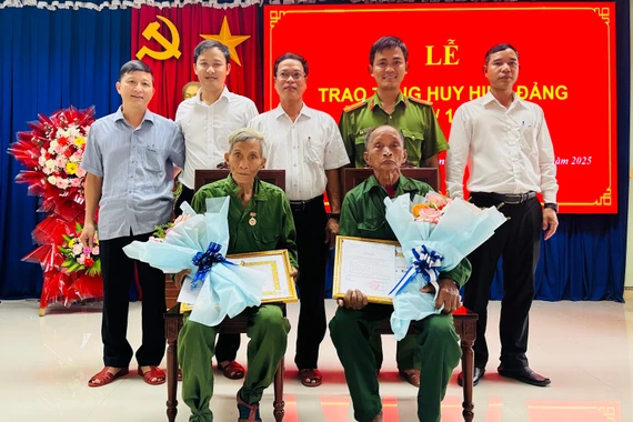 Đảng ủy xã Canh Liên trao Huy hiệu Đảng cho 3 đảng viên