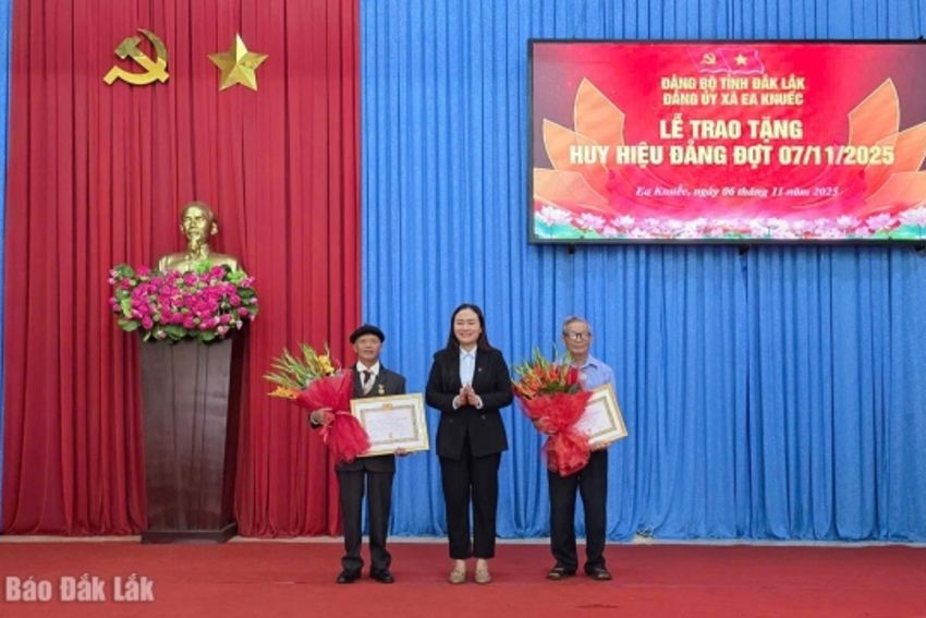 Xã Ea Knuếc trao Huy hiệu Đảng đợt 7/11 cho 19 đảng viên