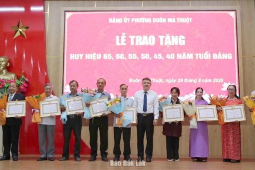 787 đảng viên được tặng Huy hiệu Đảng đợt 7/11