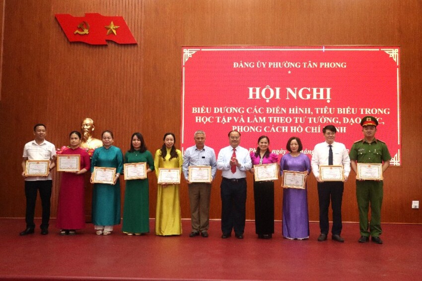 Biểu dương các điển hình, tiêu biểu trong học tập và làm theo Bác