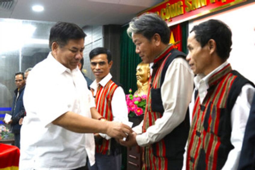 Thứ trưởng Y Thông gặp mặt đoàn đại biểu người có uy tín tỉnh Quảng Trị