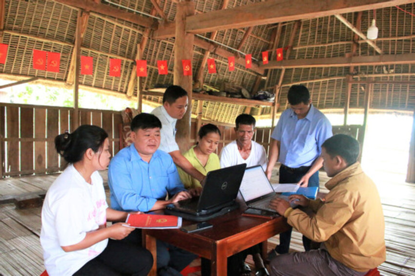 Cán bộ xã mang "bộ phận một cửa" về nhà rông