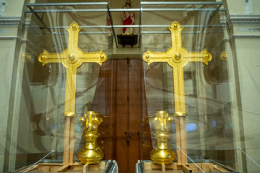 Trưng bày hai Thánh giá mạ vàng, nặng 400 kg ở Nhà thờ Đức Bà