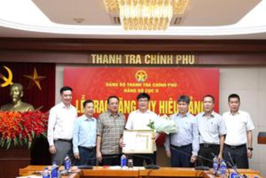 Đảng bộ Thanh tra Chính phủ trao Huy hiệu 35 năm tuổi Đảng cho đảng viên