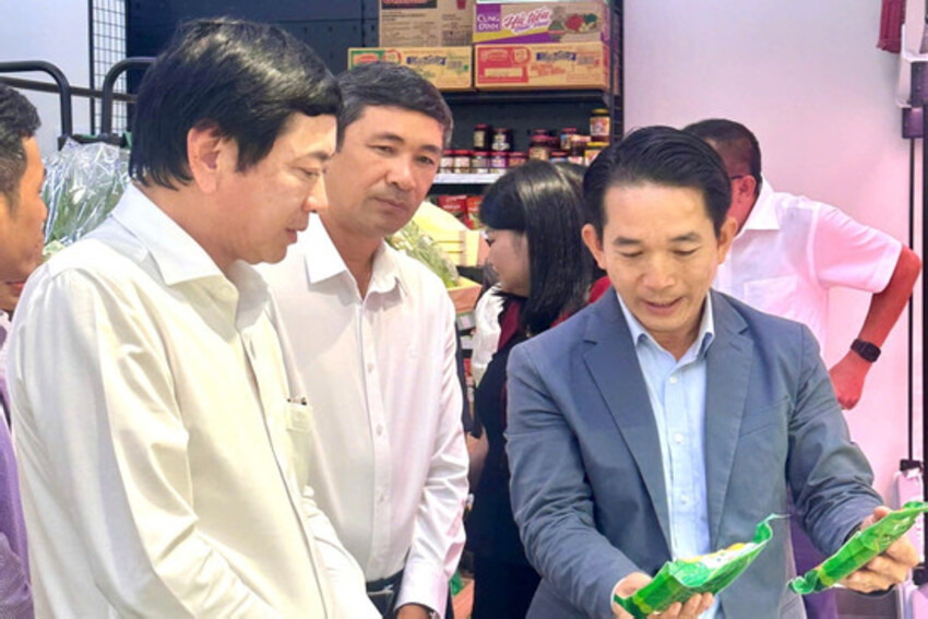 Bí thư xã vượt 300km tìm thực phẩm sạch cho học sinh trường nội trú liên cấp