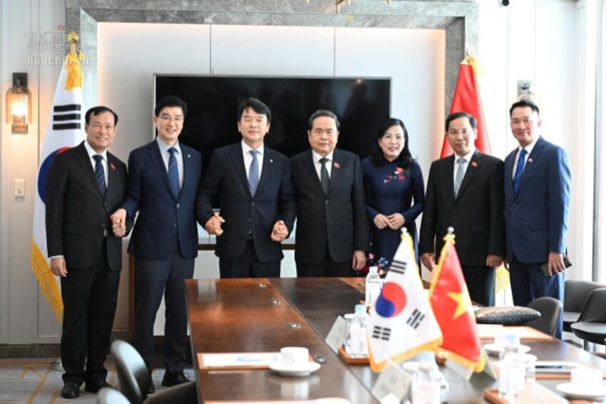 Chủ tịch Quốc hội Trần Thanh Mẫn tiếp Chủ tịch nhóm Hữu nghị Hàn Quốc - Việt Nam Moon Jin-seok