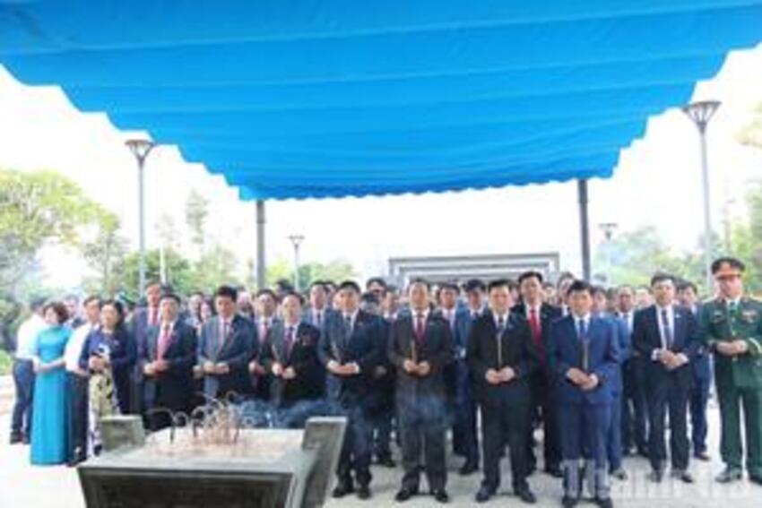 Đoàn đại biểu dự Đại hội Đảng bộ tỉnh Điện Biên lần thứ XV dâng hương tri ân anh hùng, liệt sĩ