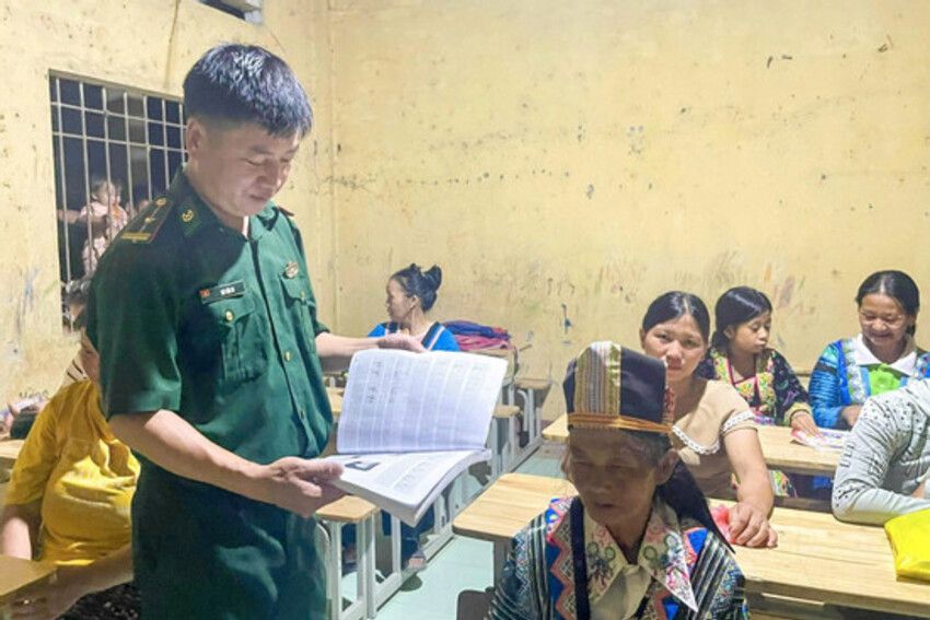Thiếu tá biên phòng và hành trình xóa mù chữ nơi rẻo cao Mường Lát