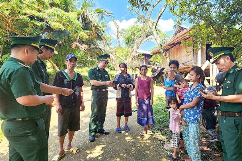 Bộ đội số hóa tuyên truyền, đưa pháp luật đến tận thôn bản biên giới