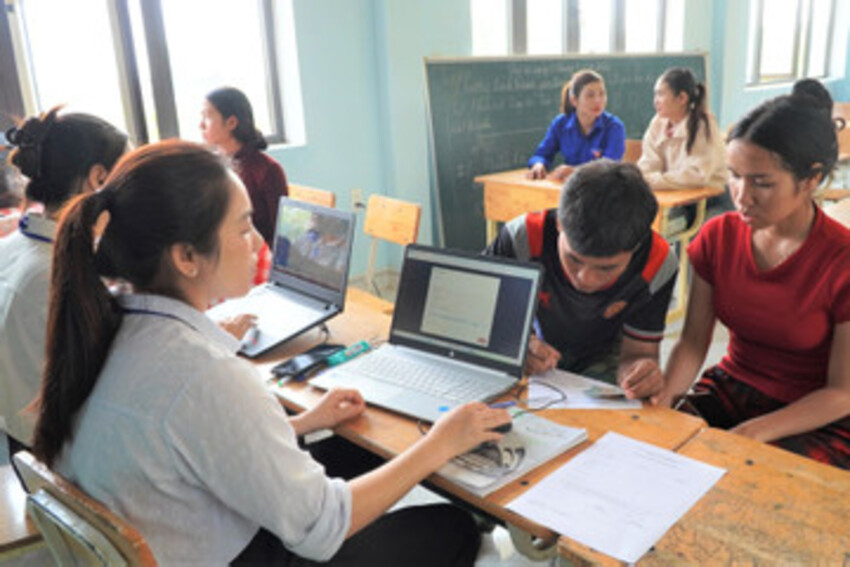 Cuối tuần không nghỉ, cán bộ xuống thôn giúp đồng bào làm thủ tục hành chính