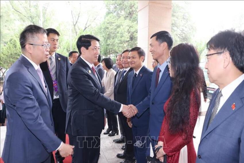 Chủ tịch nước Lương Cường gặp gỡ cộng đồng người Việt Nam tại Trung Quốc